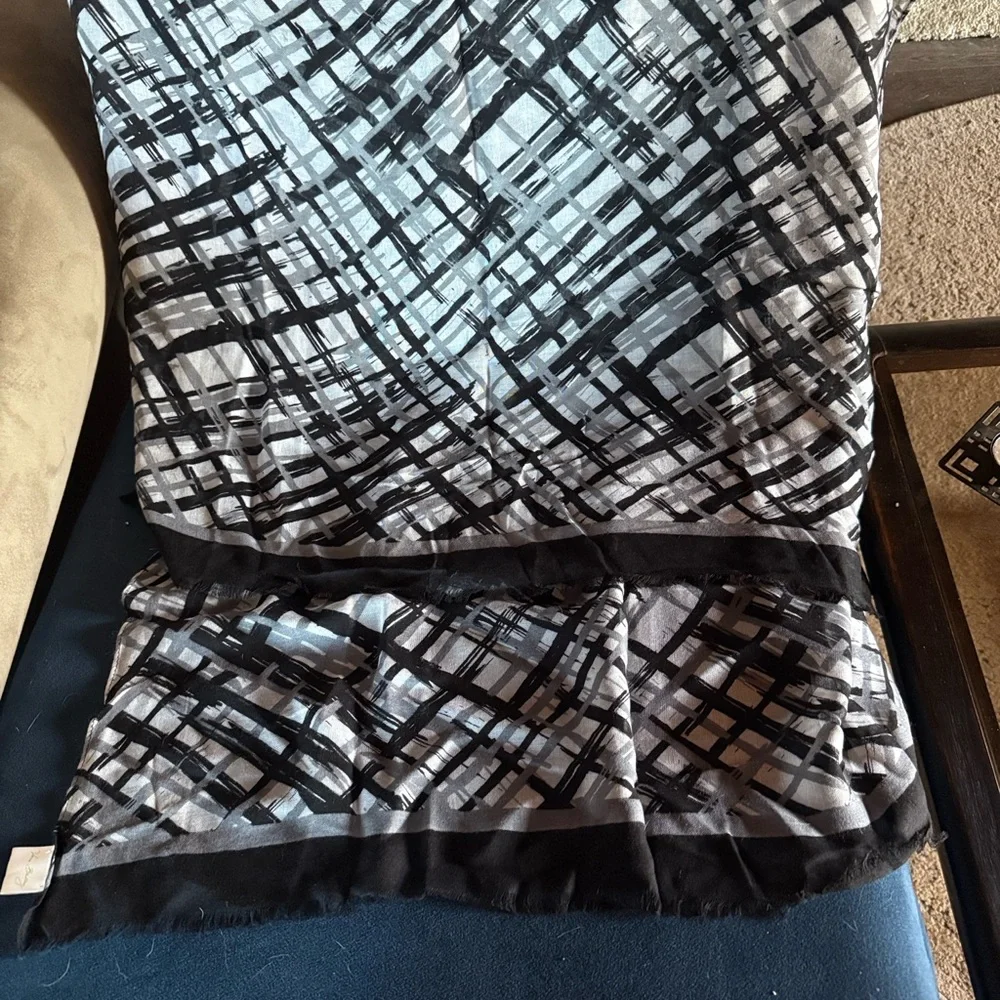 Vera Bradley Black and Gray Patterned Fringed Scarf Wrap New Condition - Picture 4 of 7